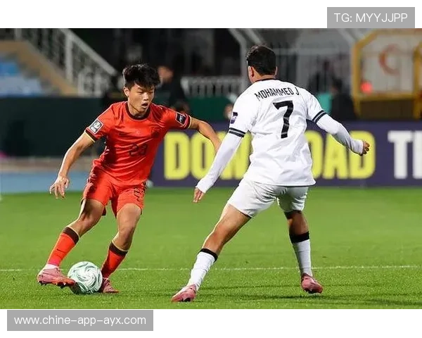 上海海港杨希封堵传中后立刻反击，边路一条龙制造险情